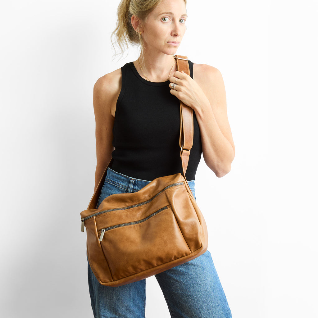 model wearing the winni in premium saddle 