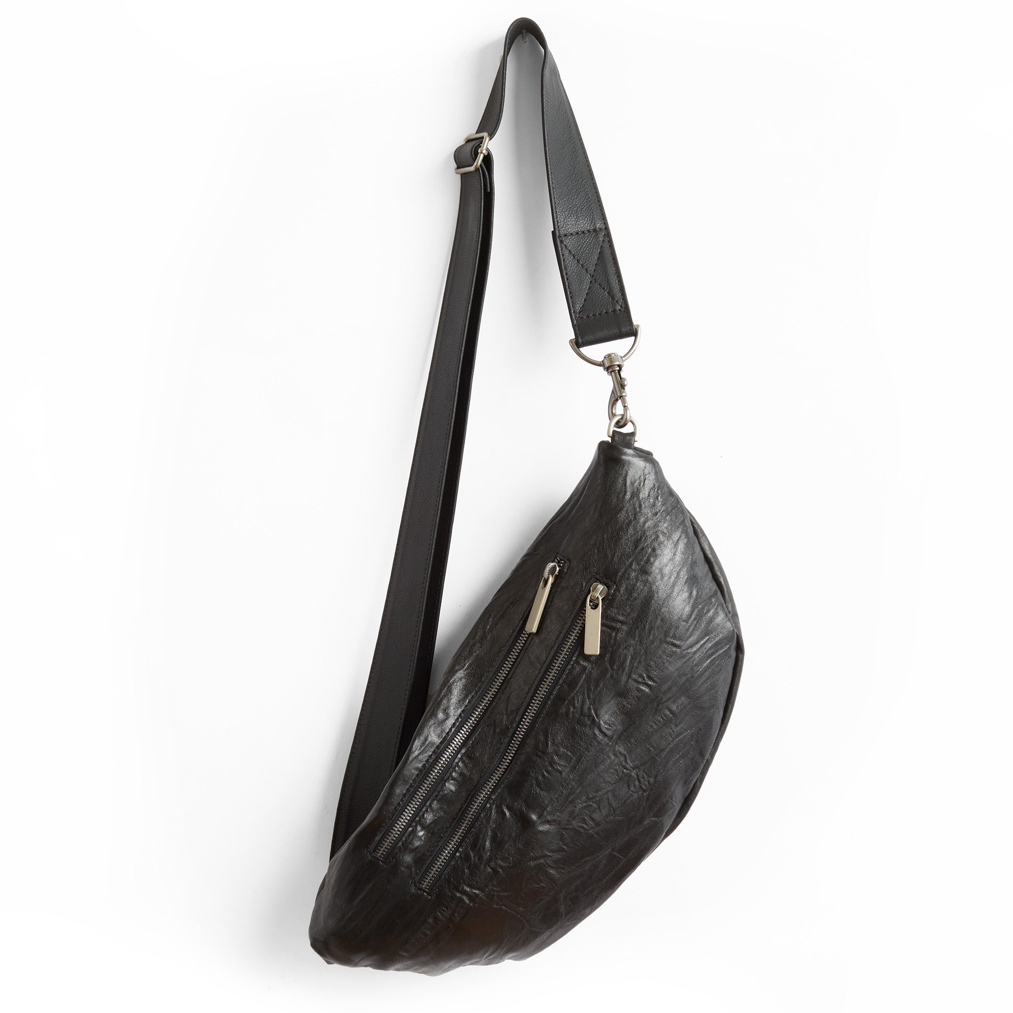 the lissa in flight black, showcasing back exterior zippered pockets