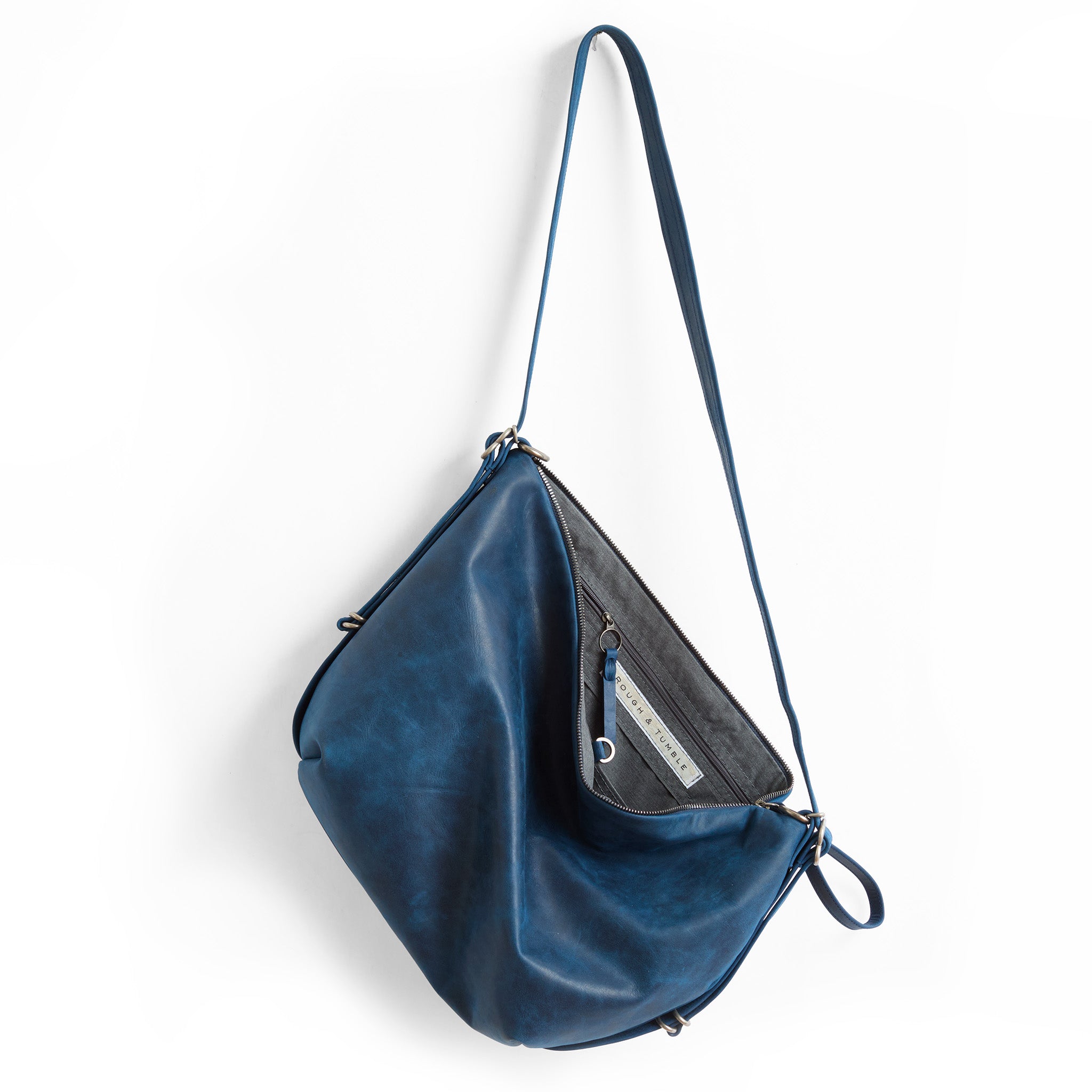 medium duffel in sailboat, showcasing interior grey chambray lining