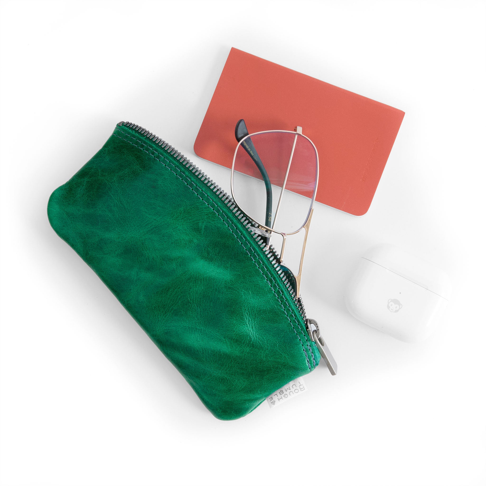 stylo in emerald, showcasing glasses fitting inside