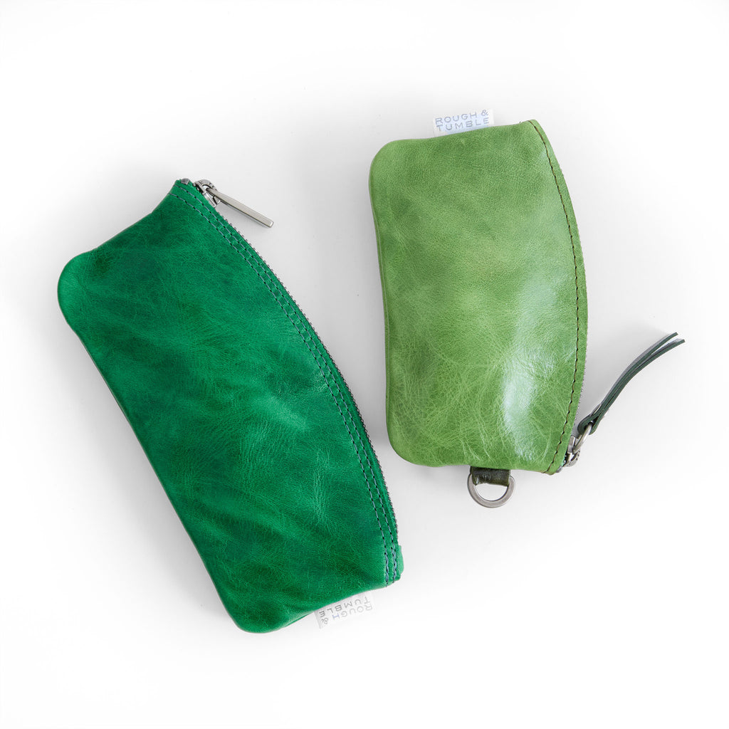 the stylo in emerald on left next to the token in sweet pea, on the right 