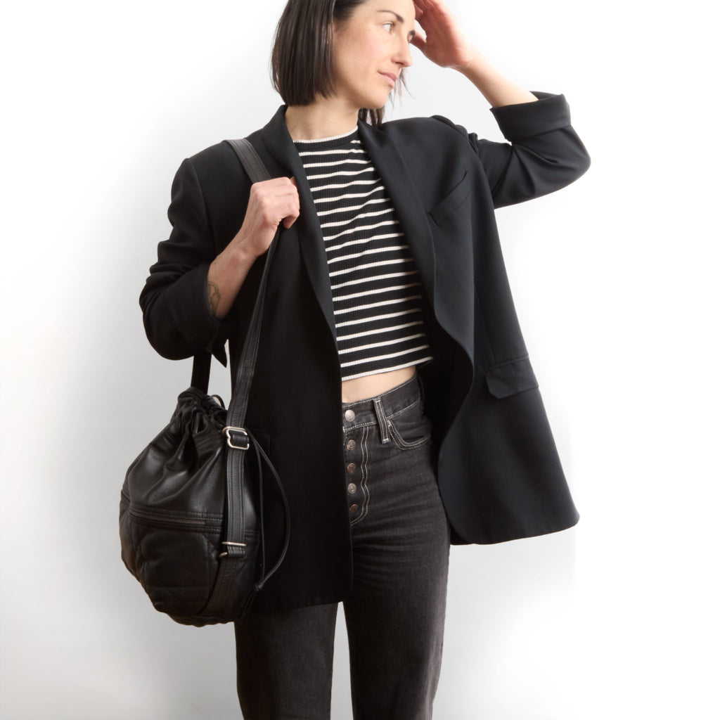model wearing the train sz size medium in quilted pashi black + plonge black 