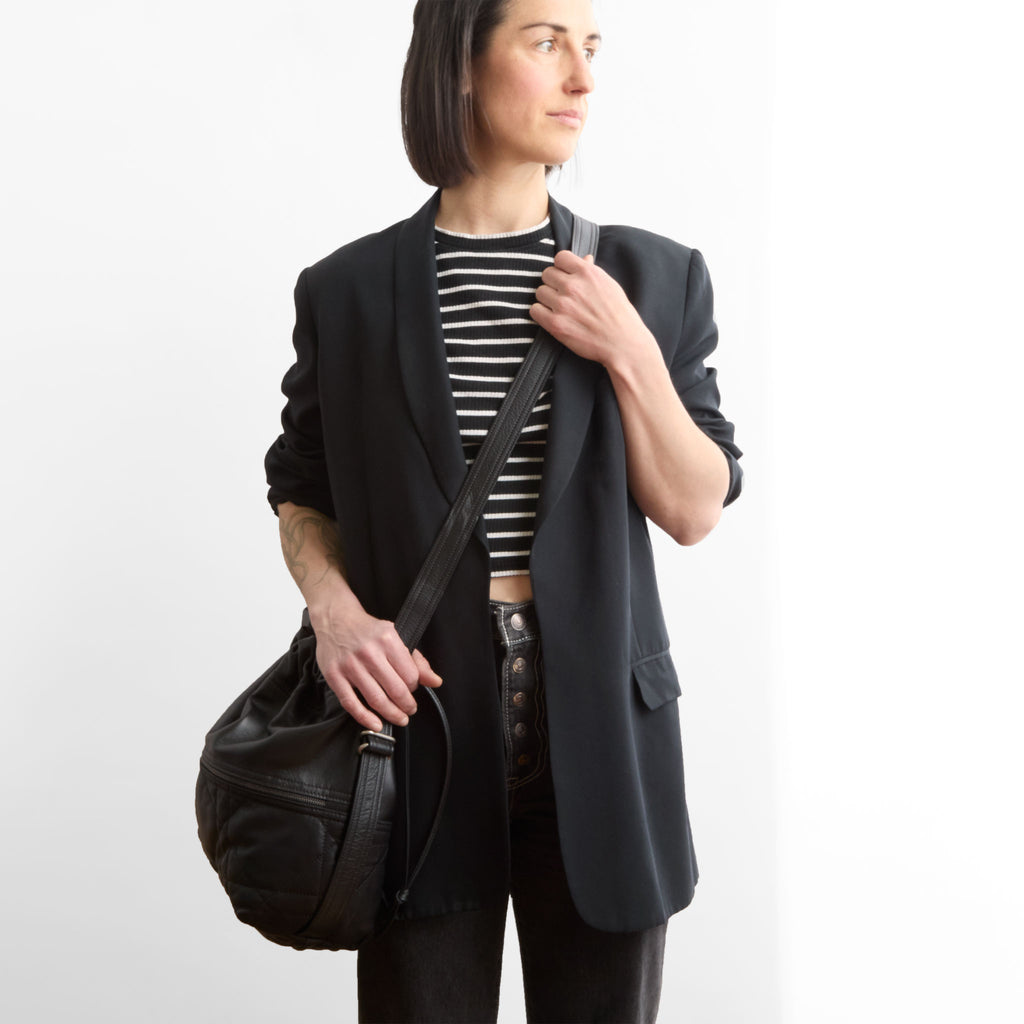 model wearing the train sz size medium in quilted pashi black + plonge black 